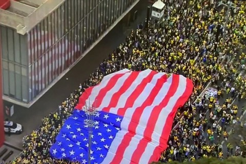 Escárnio - Bandeira Americana no Dia da Independência do Brasil