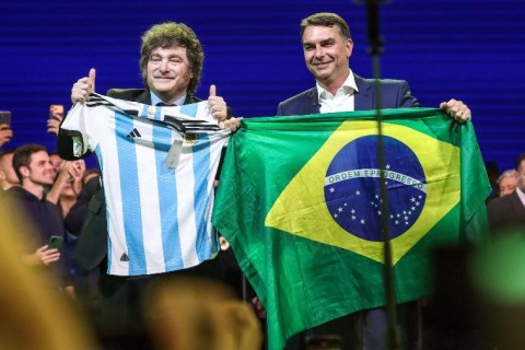 Javier Milei é Denunciado na Argentina por Suposto Uso de Verba Pública para apoiar candidatura de Flávio Bolsonaro