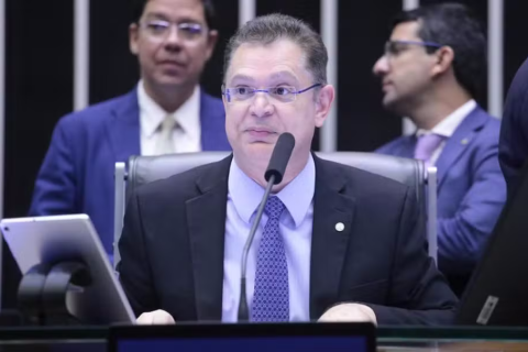 À Hipocrisia Política Sobre a Adultização e a Regulação das Redes