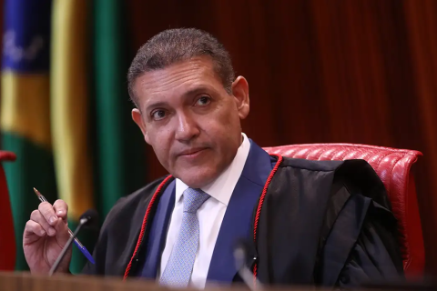 TSE Sob Suspeita: Nunes Marques volta a Suspender canal de Janones em favorecimento a Flávio Bolsonaro