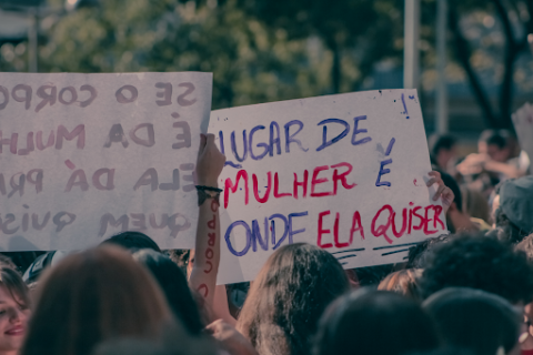 A Memória como Escolha: Por que a Gestão da Pandemia e os Direitos das Mulheres Definem o Nosso Voto