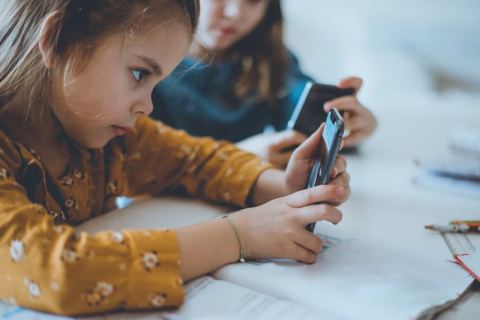 Educação Digital Começa em Casa — E A Proibição do Celular na Escola Não Resolve Tudo